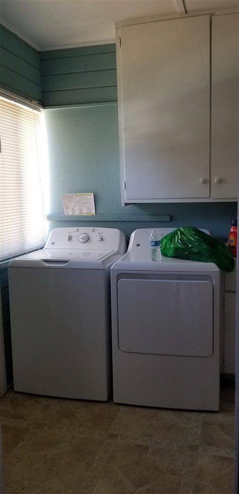 381 Aleut Street Biggs, CA 95917 - Photo 14 of 35 a utility room with washer and dryer