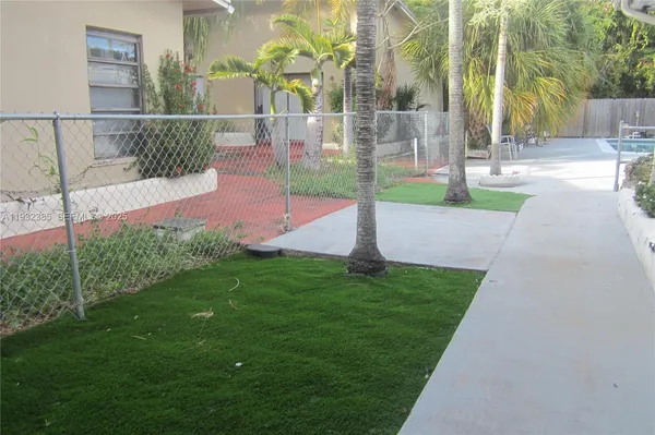 a view of a backyard