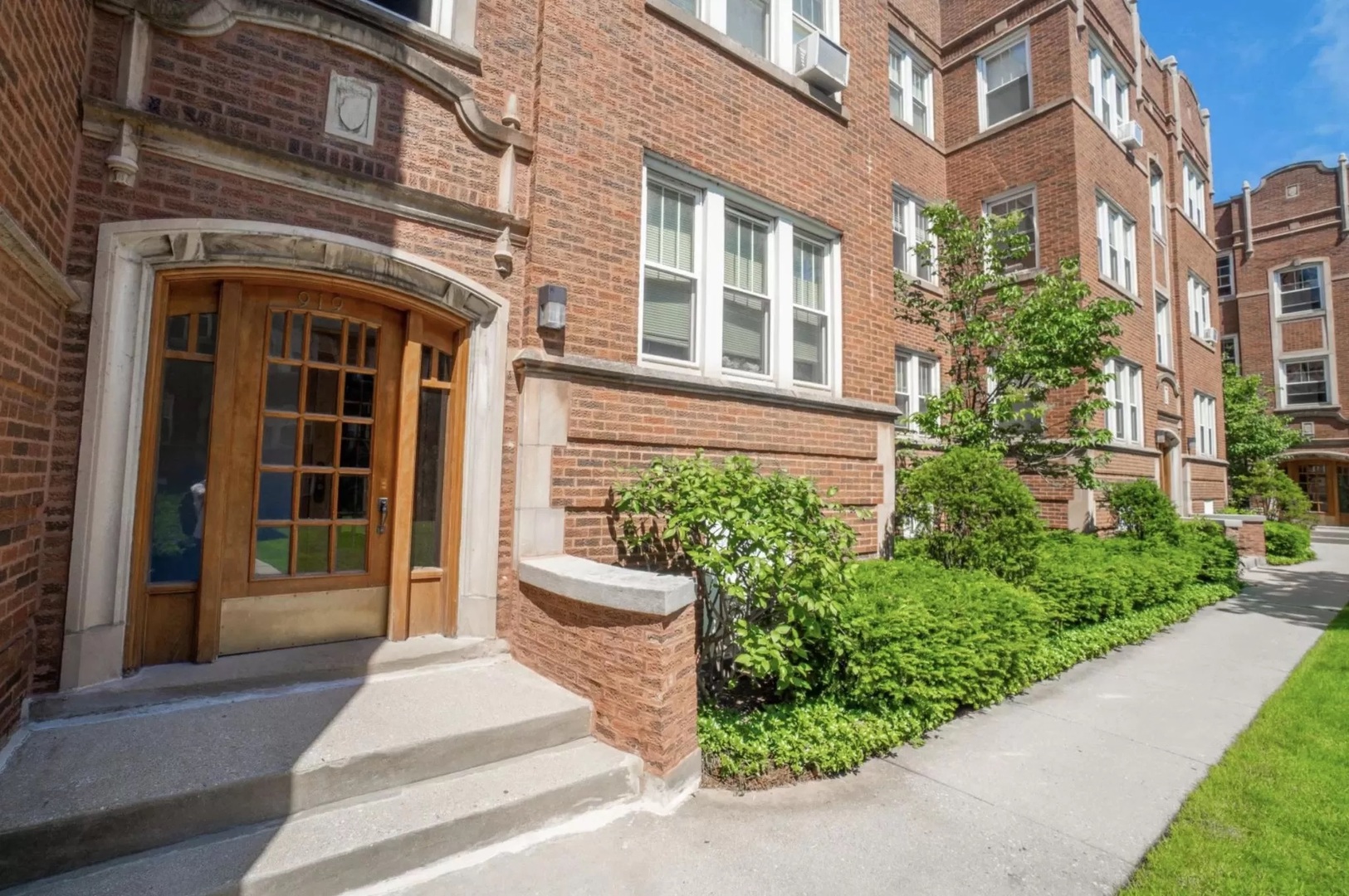 915 Washington Street, Unit 2E Evanston, IL 60202 - Photo 1 of 9 a view of a building with potted plants