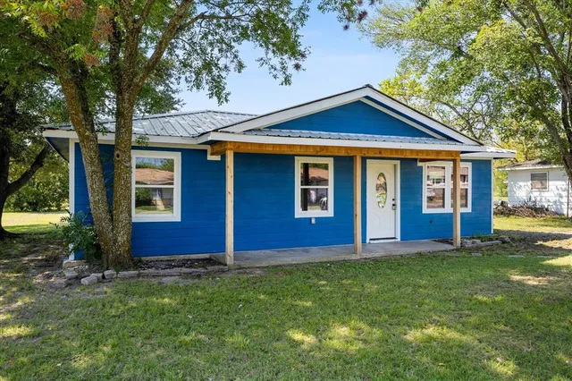 a view of front of a house with a yard