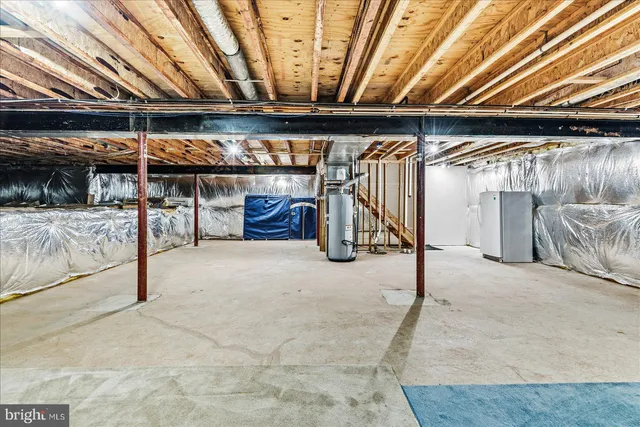 a black and white photo of a living room
