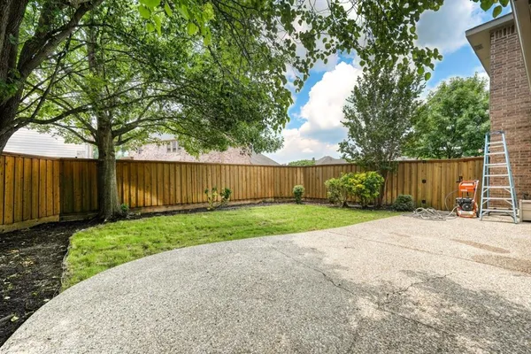 a view of a back yard
