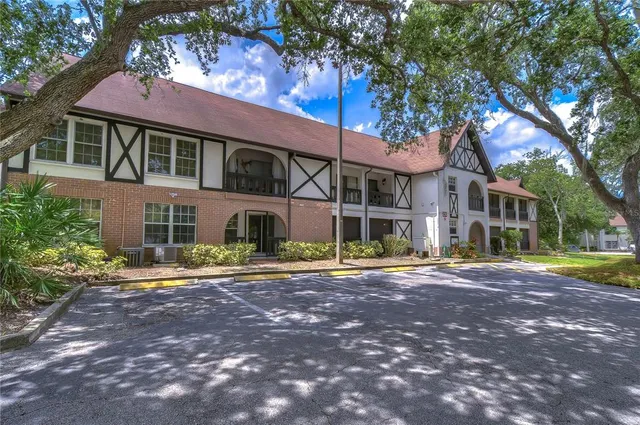 $1,800 | 230 North Bayshore Boulevard, Unit 106, Clearwater, FL 33759