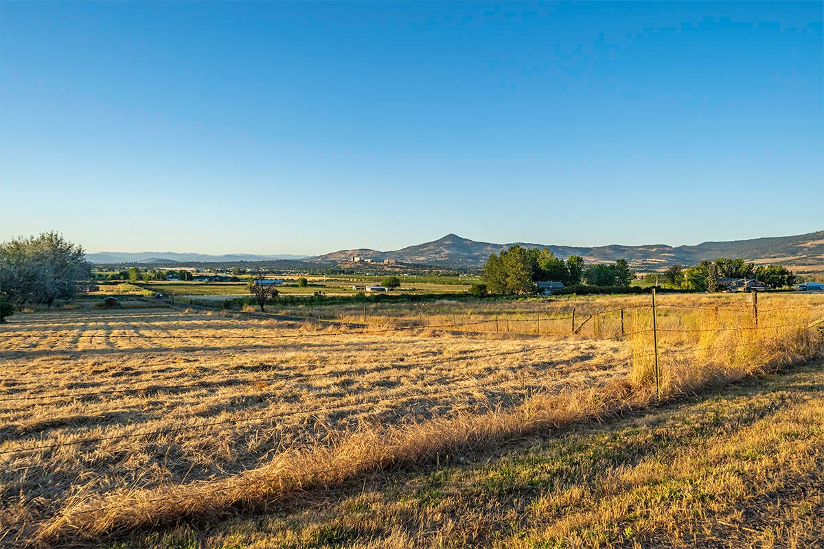 3960 Independence School Road Medford, OR 97501 - Photo 31 of 47 DSC07573-HDR-Edit
