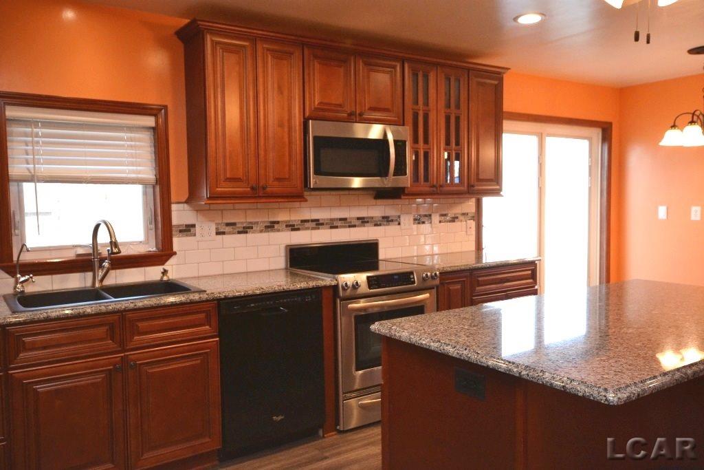 873 Addison Street Adrian, MI 49221 - Photo 9 of 53 50035726-8.JPG