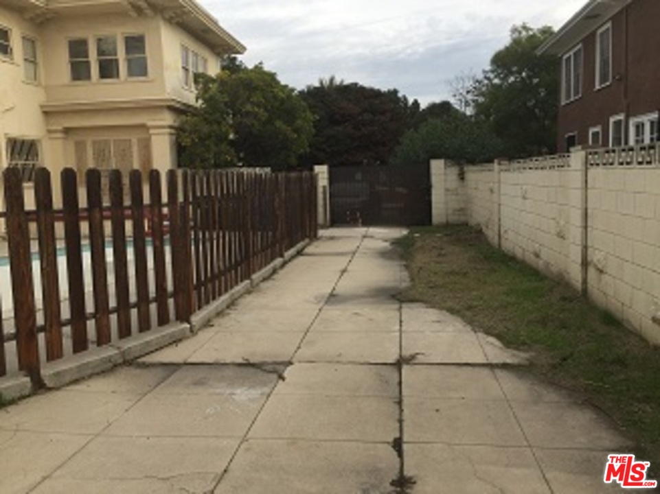 1809 Virginia Road Los Angeles, CA 90019 - Photo 23 of 34