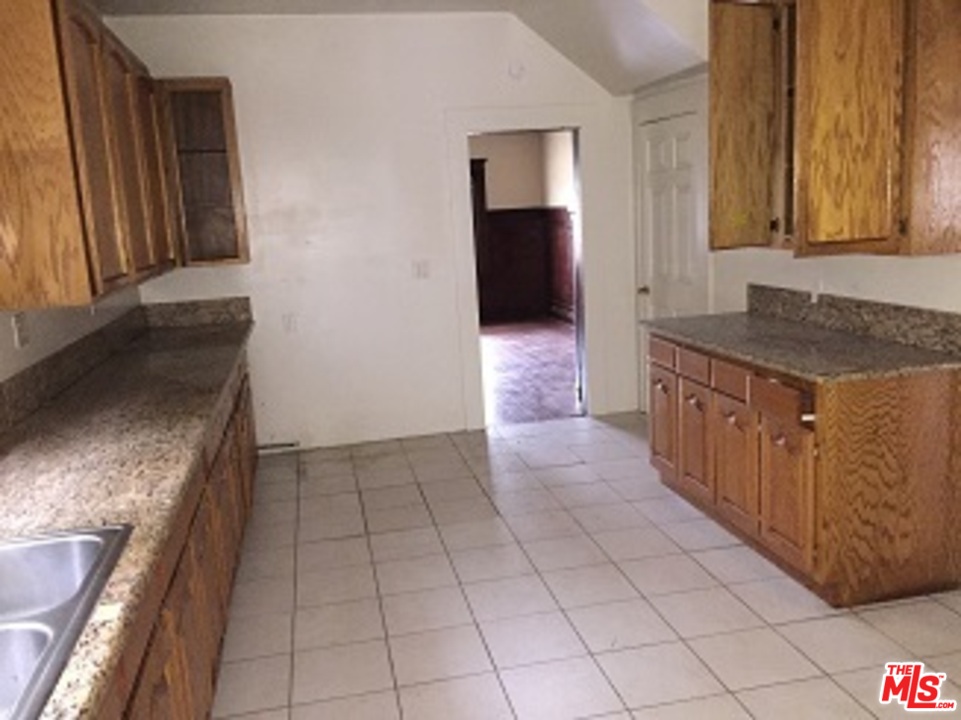 1809 Virginia Road Los Angeles, CA 90019 - Photo 6 of 34