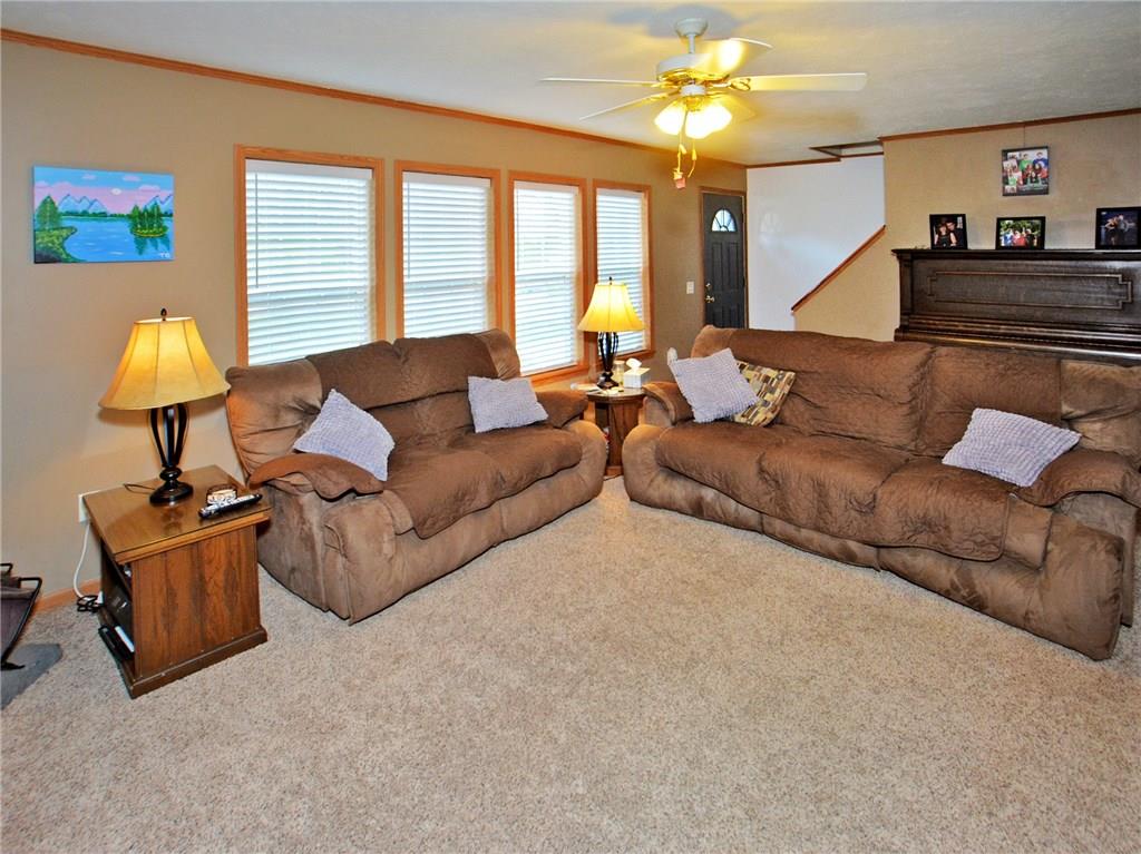 395 Finley Road Pittsburgh, PA 15239 - Photo 3 of 23