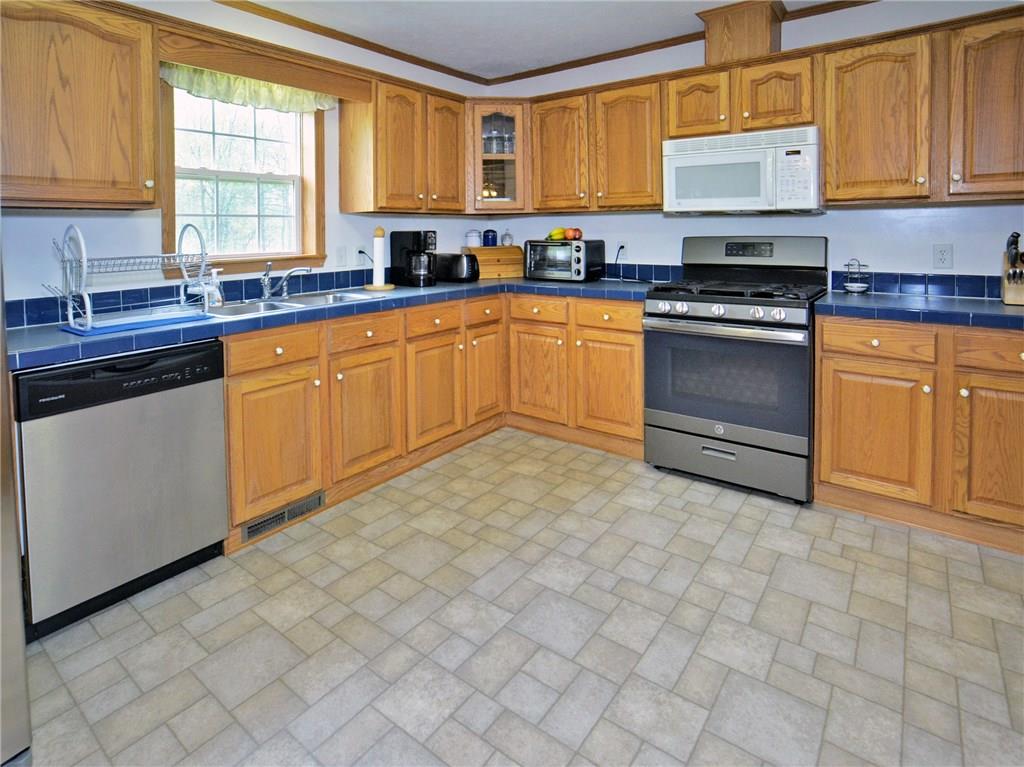 395 Finley Road Pittsburgh, PA 15239 - Photo 6 of 23