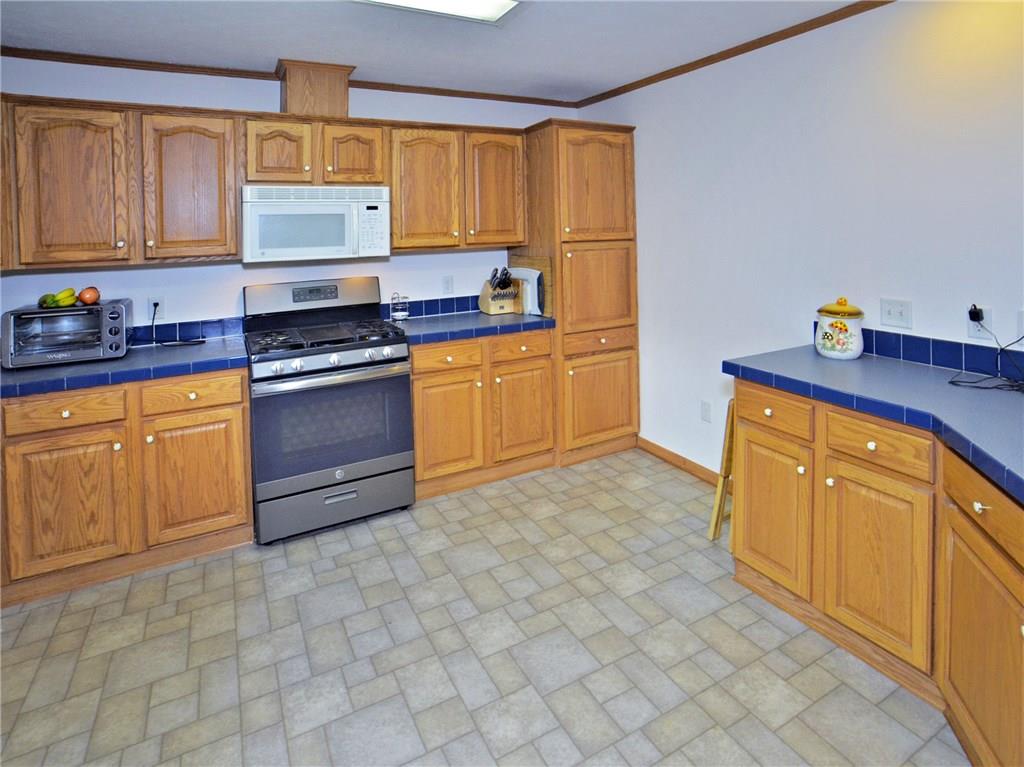 395 Finley Road Pittsburgh, PA 15239 - Photo 7 of 23