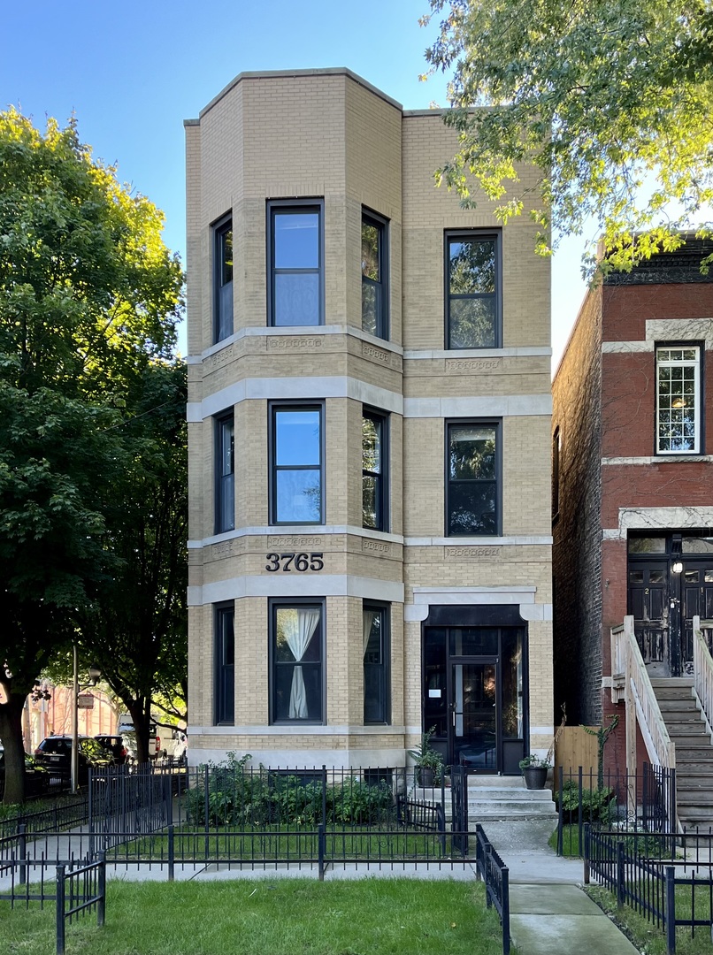 3765 North Kenmore Avenue, Unit 3E Chicago, IL 60613 - Photo 1 of 17