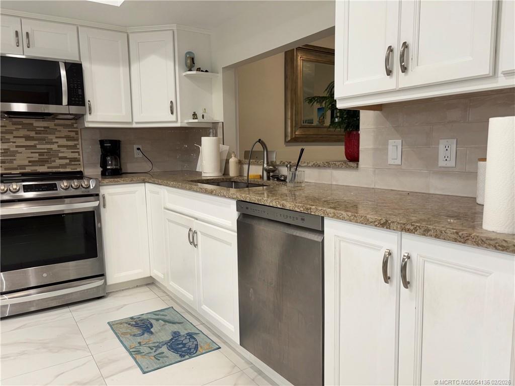 6433 Southeast Brandywine Court, Unit 219 Stuart, FL 34997 - Photo 4 of 10