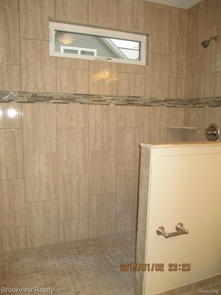 2564 Emmons Avenue Rochester, MI 48307 - Photo 9 of 20 052.jpg