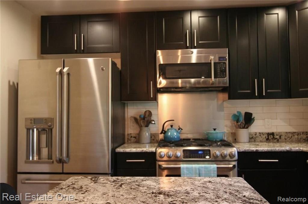 2216 Rochelle Park Drive Rochester Hills, MI 48309 - Photo 5 of 34