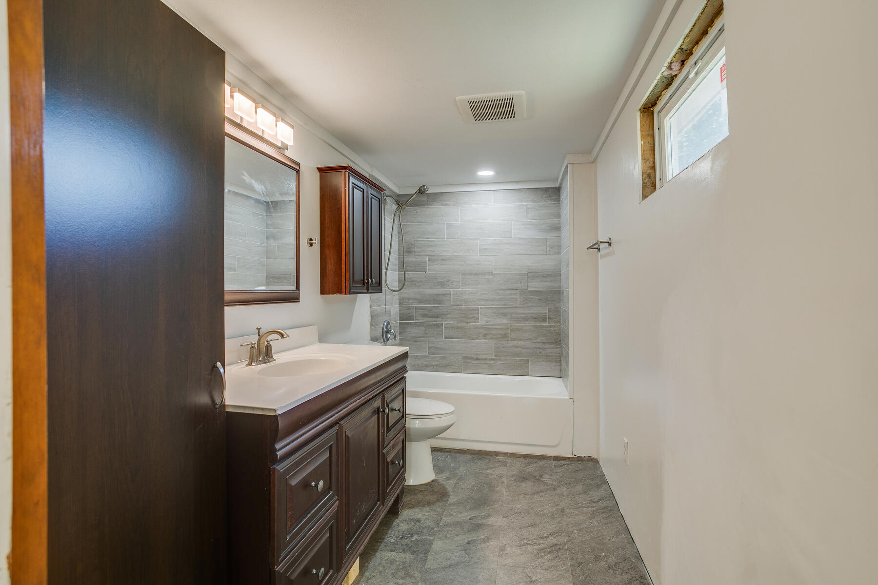 2404 Reservoir Road Kingsport, TN 37660 - Photo 11 of 26 Bath 2