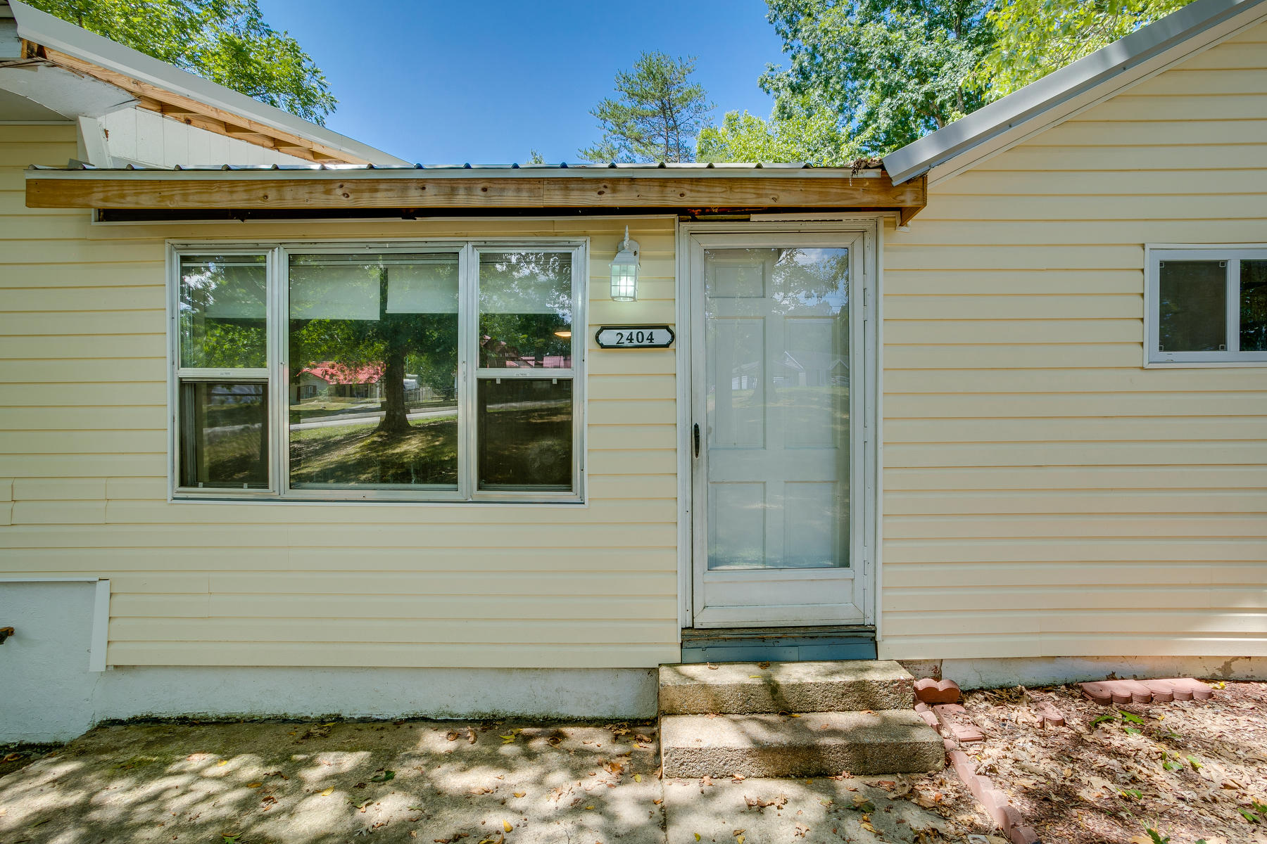 2404 Reservoir Road Kingsport, TN 37660 - Photo 2 of 26 Front Door