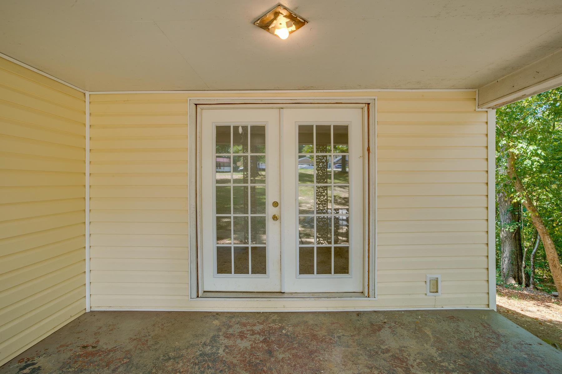 2404 Reservoir Road Kingsport, TN 37660 - Photo 23 of 26 Patio/Mudroom Entry