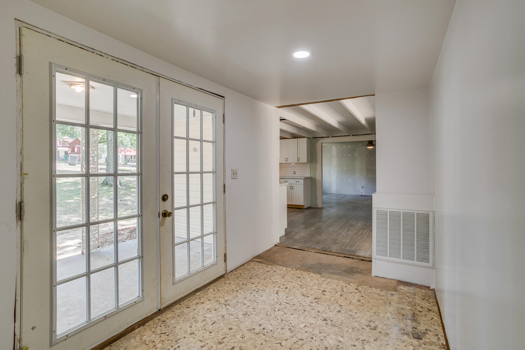 2404 Reservoir Road Kingsport, TN 37660 - Photo 5 of 26 Mud Room