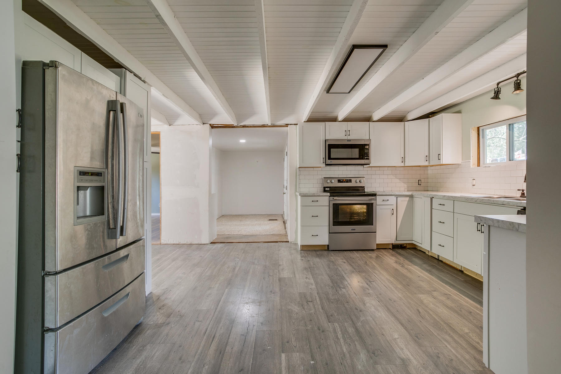 2404 Reservoir Road Kingsport, TN 37660 - Photo 8 of 26 Kitchen