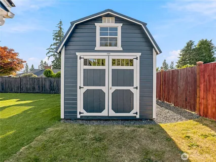a view of a house with backyard