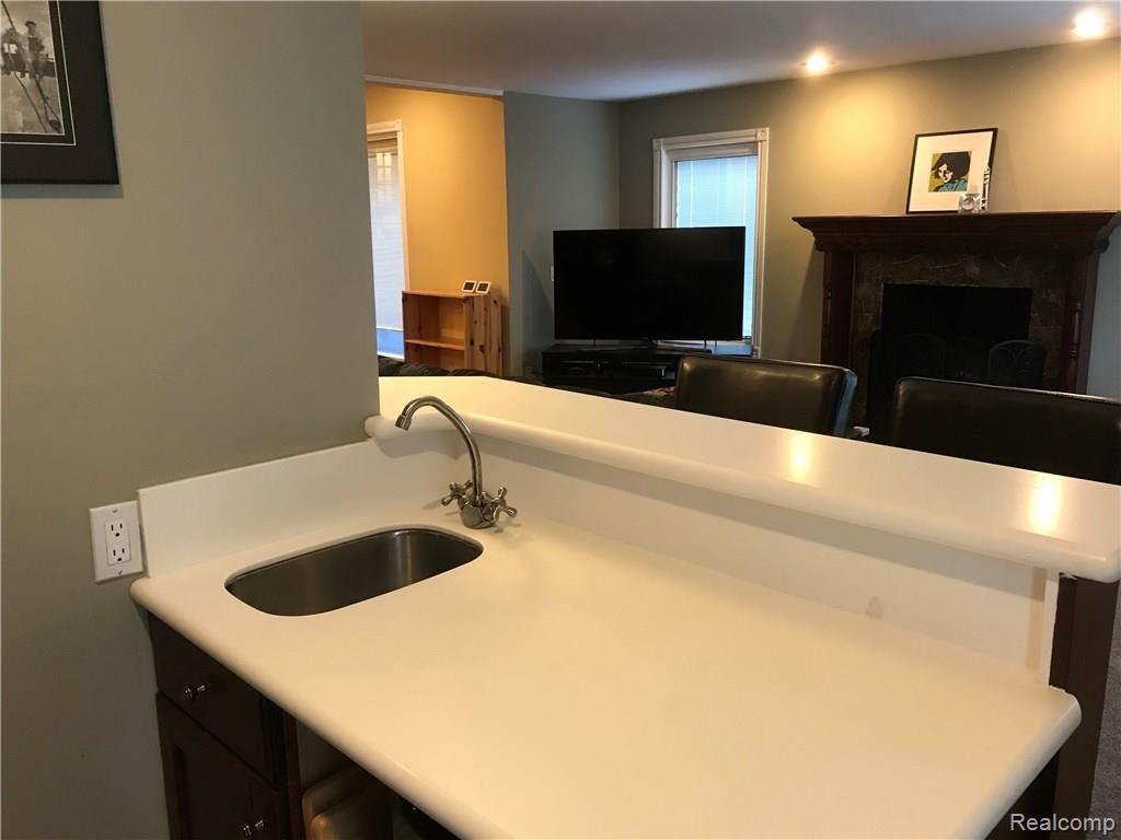 875 Hampton Circle Rochester Hills, MI 48307 - Photo 25 of 47