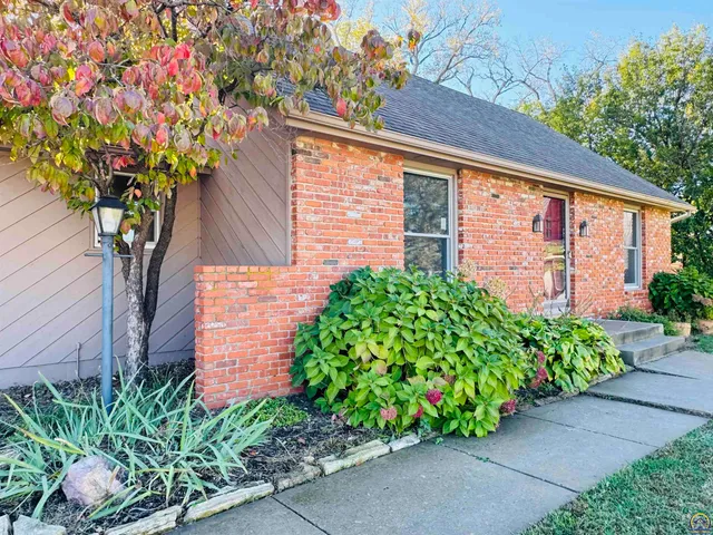 $299,000 | 5639 Southwest West Drive, Topeka, KS 66606