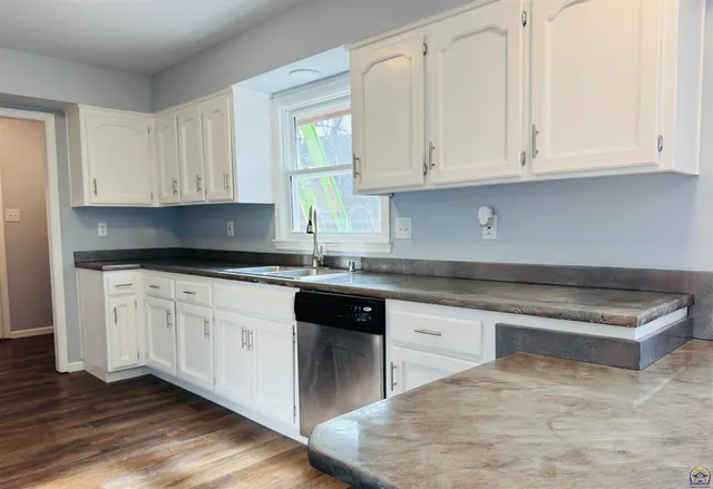 $299,000 | 5639 Southwest West Drive, Topeka, KS 66606