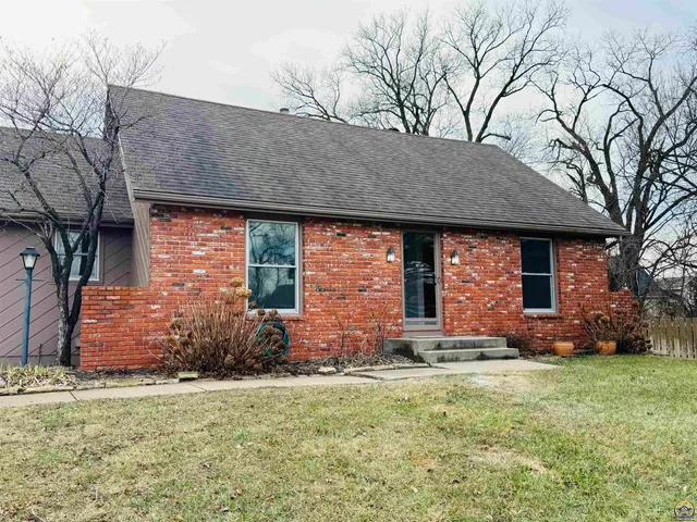 $299,000 | 5639 Southwest West Drive, Topeka, KS 66606