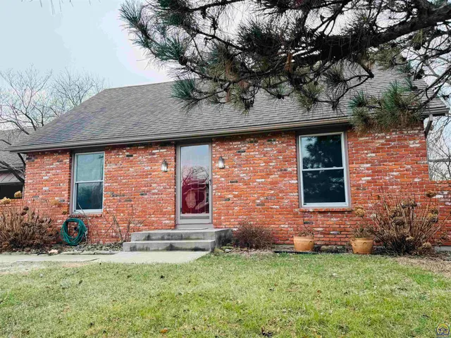 $299,000 | 5639 Southwest West Drive, Topeka, KS 66606