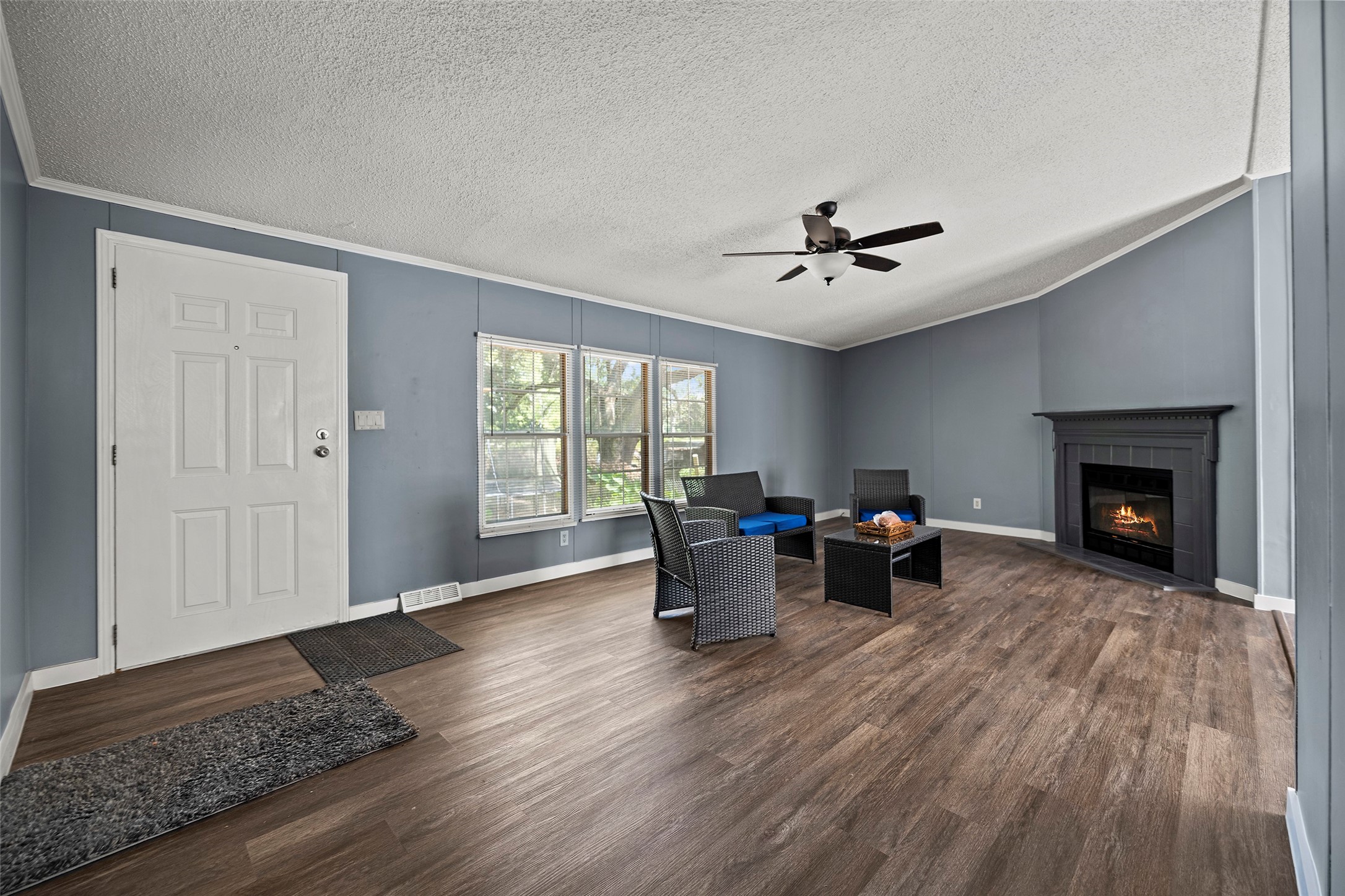 15411 Treichel Road Tomball, TX 77377 - Photo 4 of 24 Living room with new flooring.
