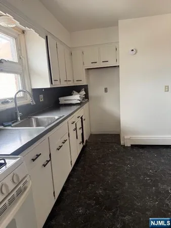 $1,700 | 221 Orient Way, Unit 2R, Lyndhurst, NJ 07071