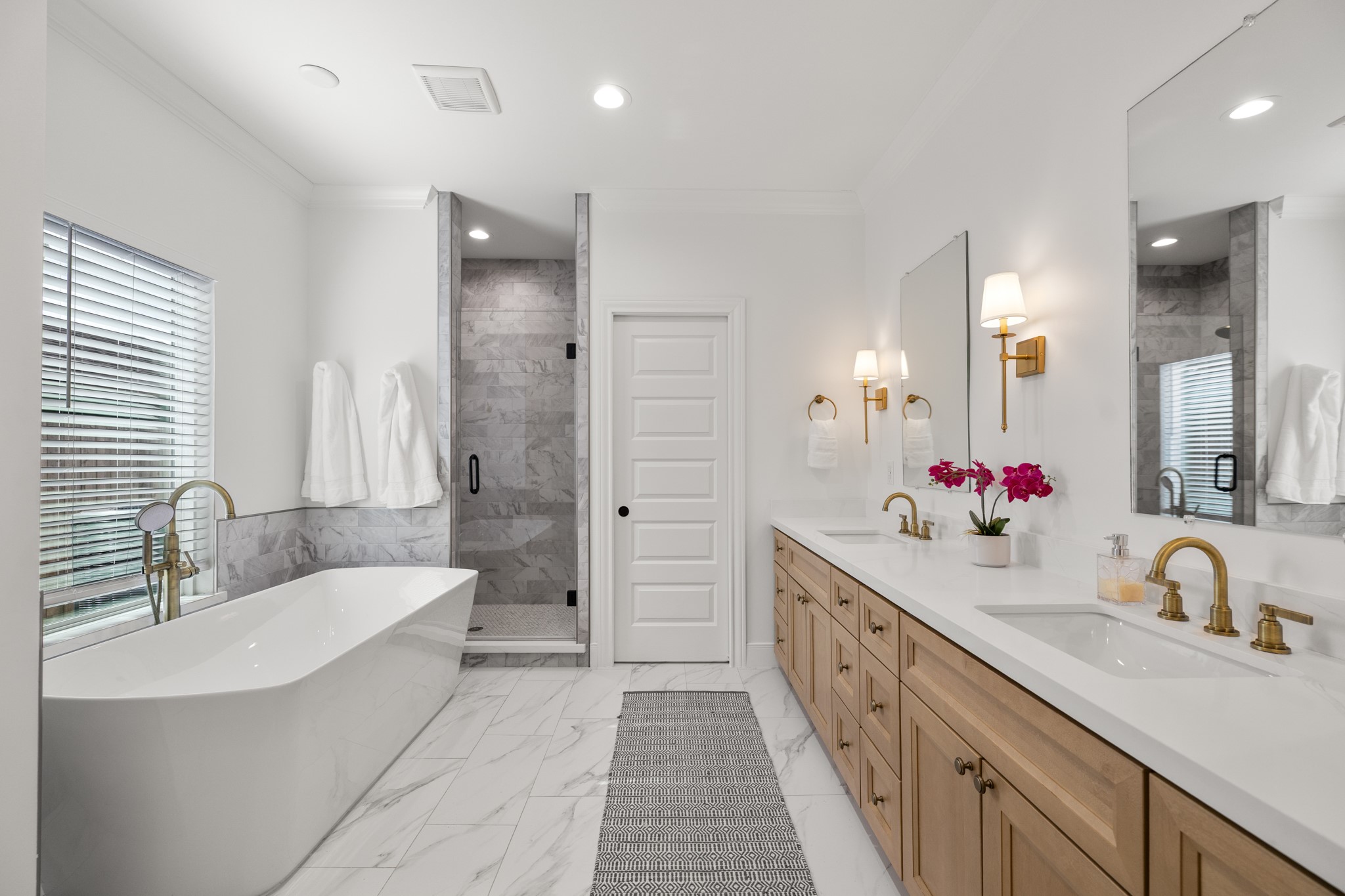 810 Nashua Street Houston, TX 77008 - Photo 11 of 35 a spacious bathroom with a double vanity sink a large mirror a shower and bathtub