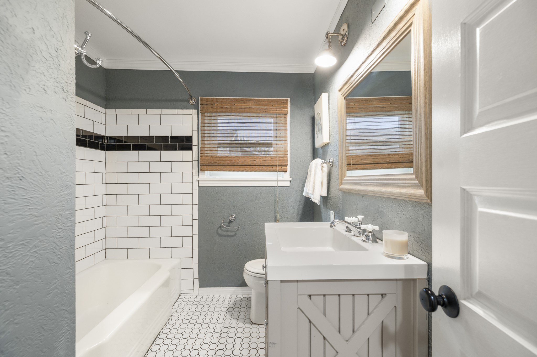 810 Nashua Street Houston, TX 77008 - Photo 17 of 35 a bathroom with a sink a bathtub and a shower