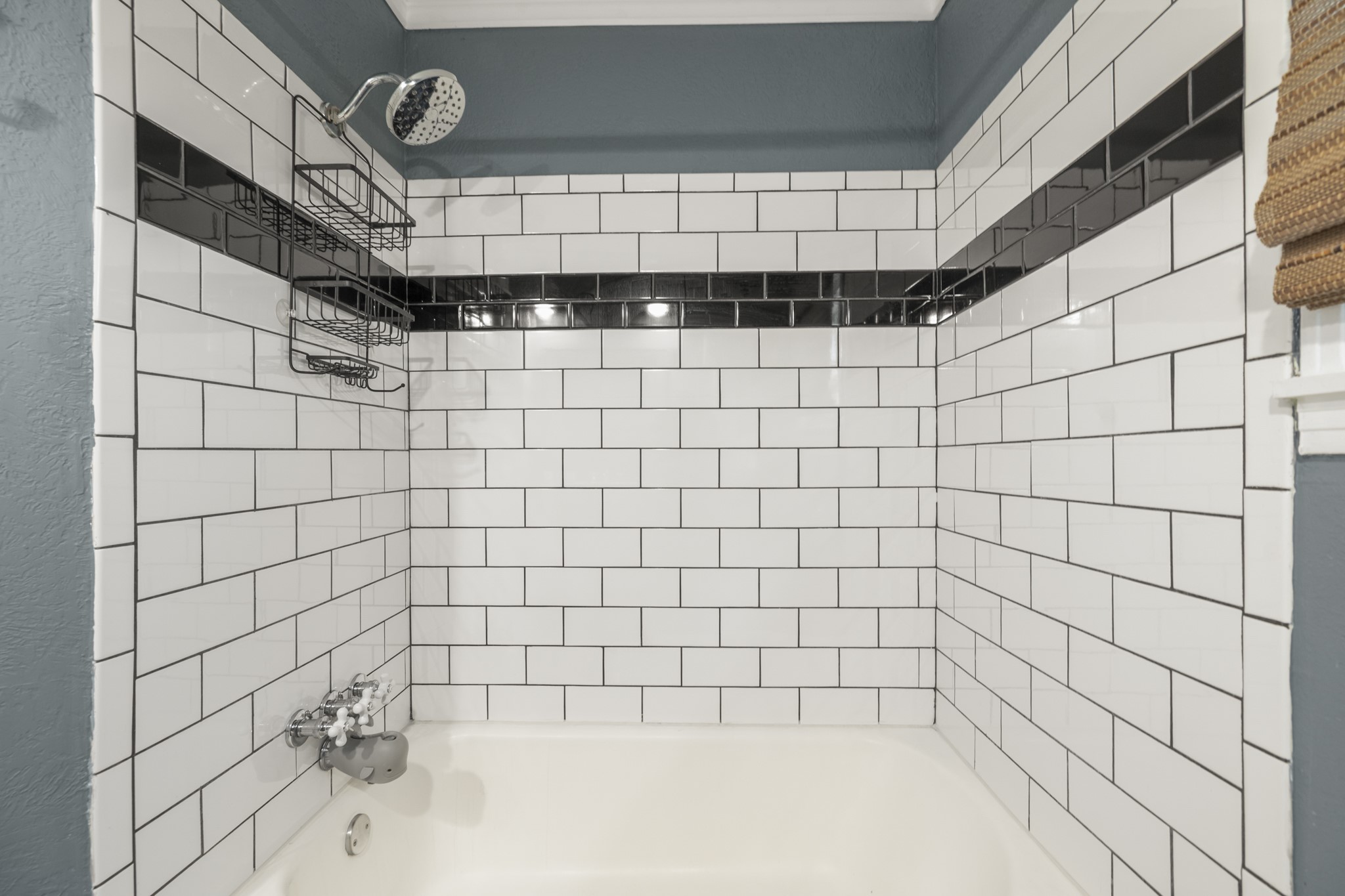 810 Nashua Street Houston, TX 77008 - Photo 18 of 35 a bathroom with a shower