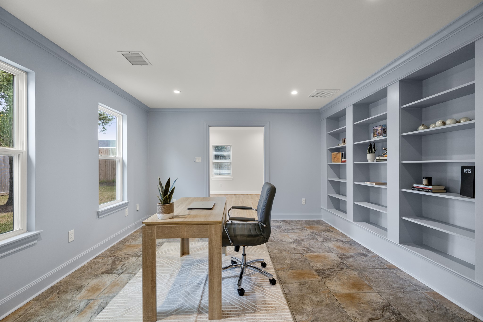 810 Nashua Street Houston, TX 77008 - Photo 24 of 35 a workspace with furniture and window