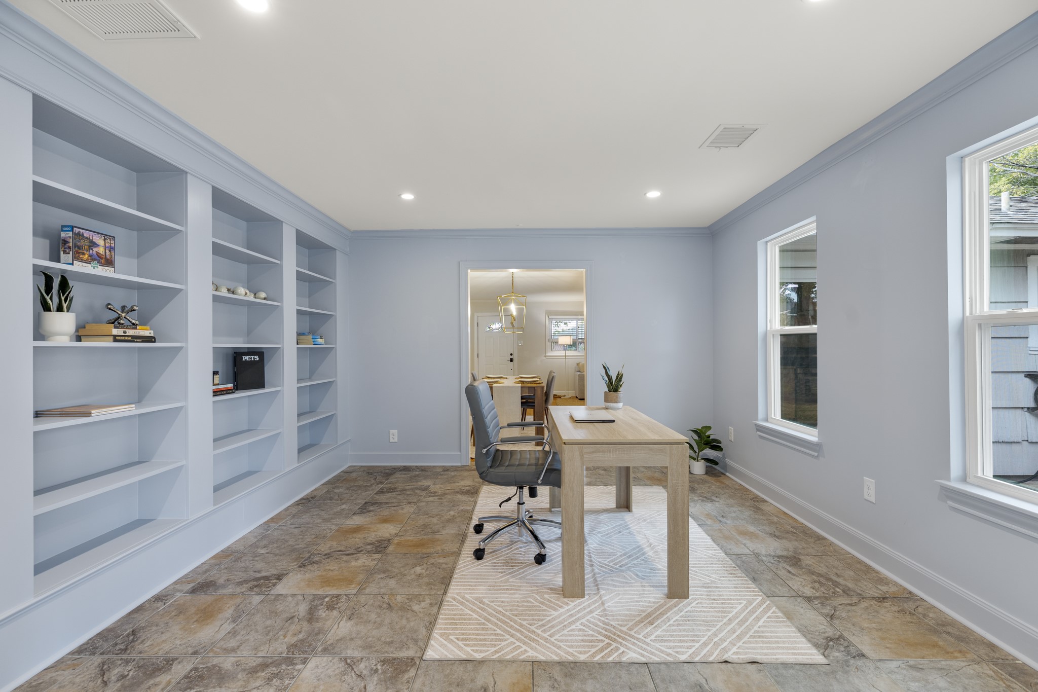 810 Nashua Street Houston, TX 77008 - Photo 26 of 35 a workspace with furniture and window