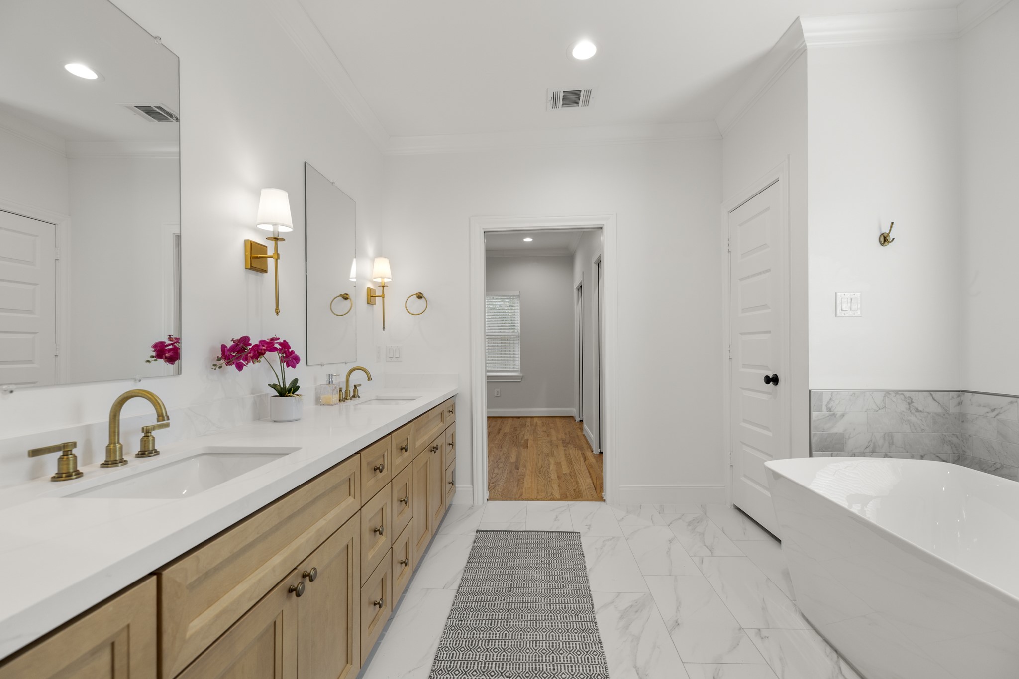 810 Nashua Street Houston, TX 77008 - Photo 28 of 35 a bathroom with a tub sink and mirror