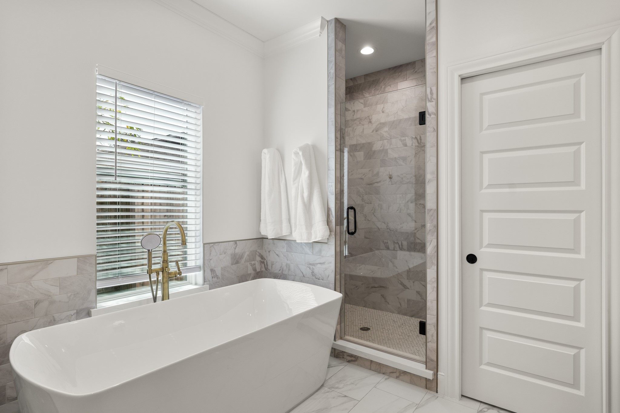810 Nashua Street Houston, TX 77008 - Photo 29 of 35 a bathroom with a bathtub and shower