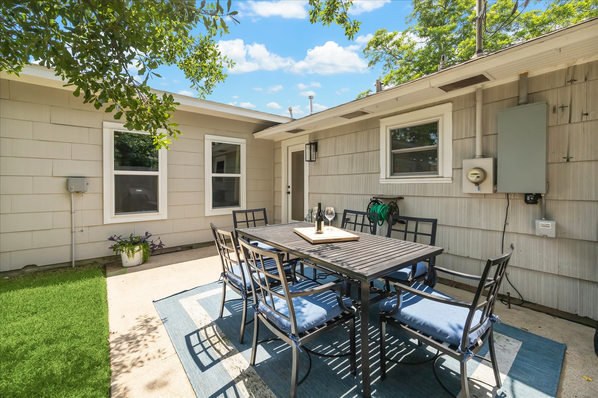 810 Nashua Street Houston, TX 77008 - Photo 31 of 35 a backyard of a house with table and chairs