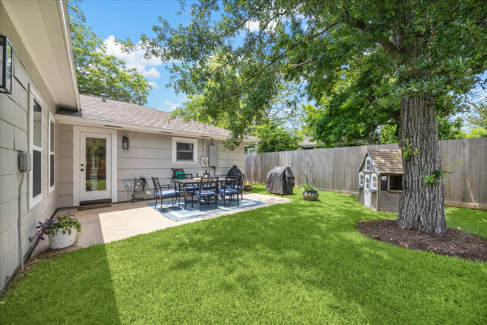 810 Nashua Street Houston, TX 77008 - Photo 32 of 35 a view of a backyard with a patio and a garden