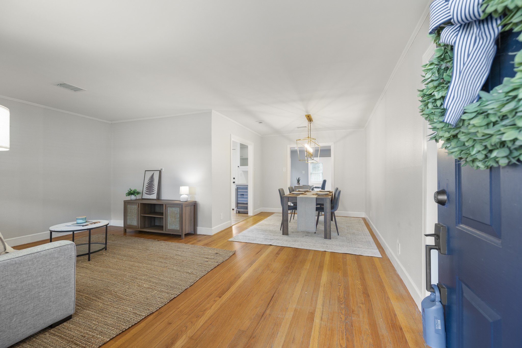 810 Nashua Street Houston, TX 77008 - Photo 4 of 35 a living room with furniture and a table