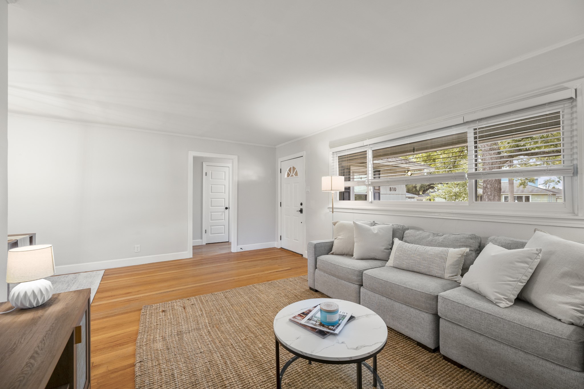 810 Nashua Street Houston, TX 77008 - Photo 6 of 35 a living room with furniture and a large window