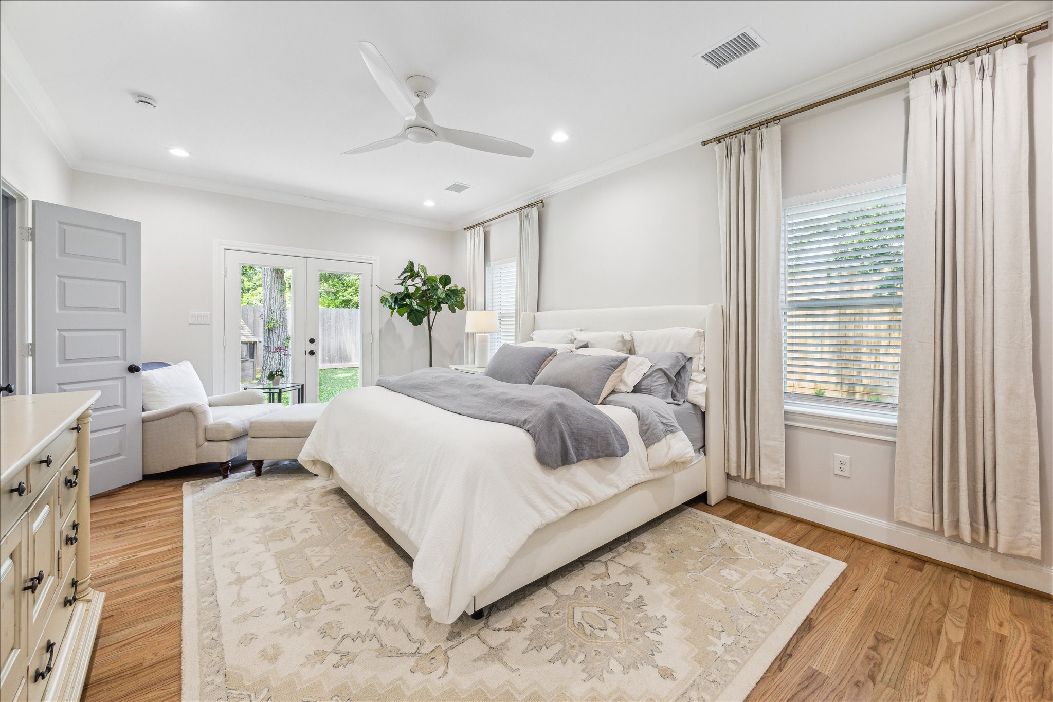 810 Nashua Street Houston, TX 77008 - Photo 10 of 35 a spacious bedroom with a bed and a couch