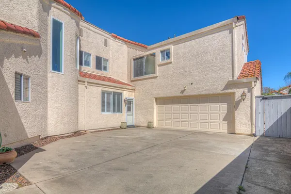 a view of an house with backyard
