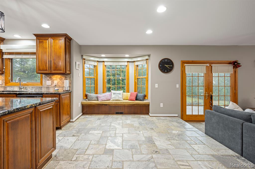 3945 Red Root Road Lake Orion, MI 48360 - Photo 15 of 54