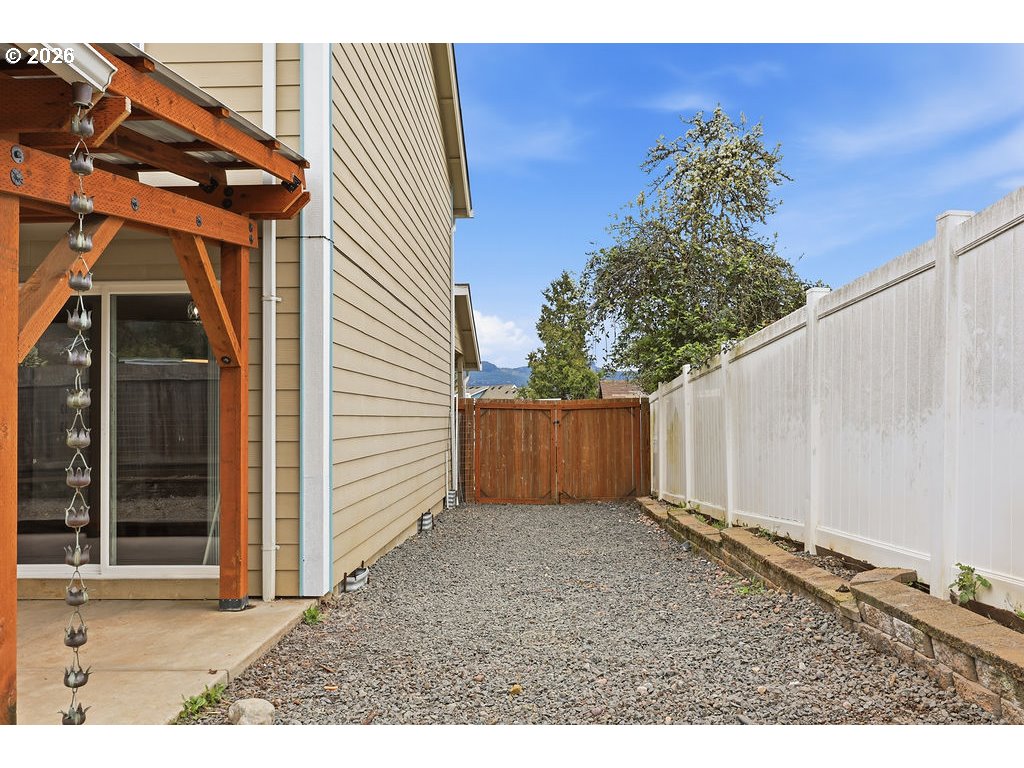 279 South 71st Street Springfield, OR 97478 - Photo 35 of 40