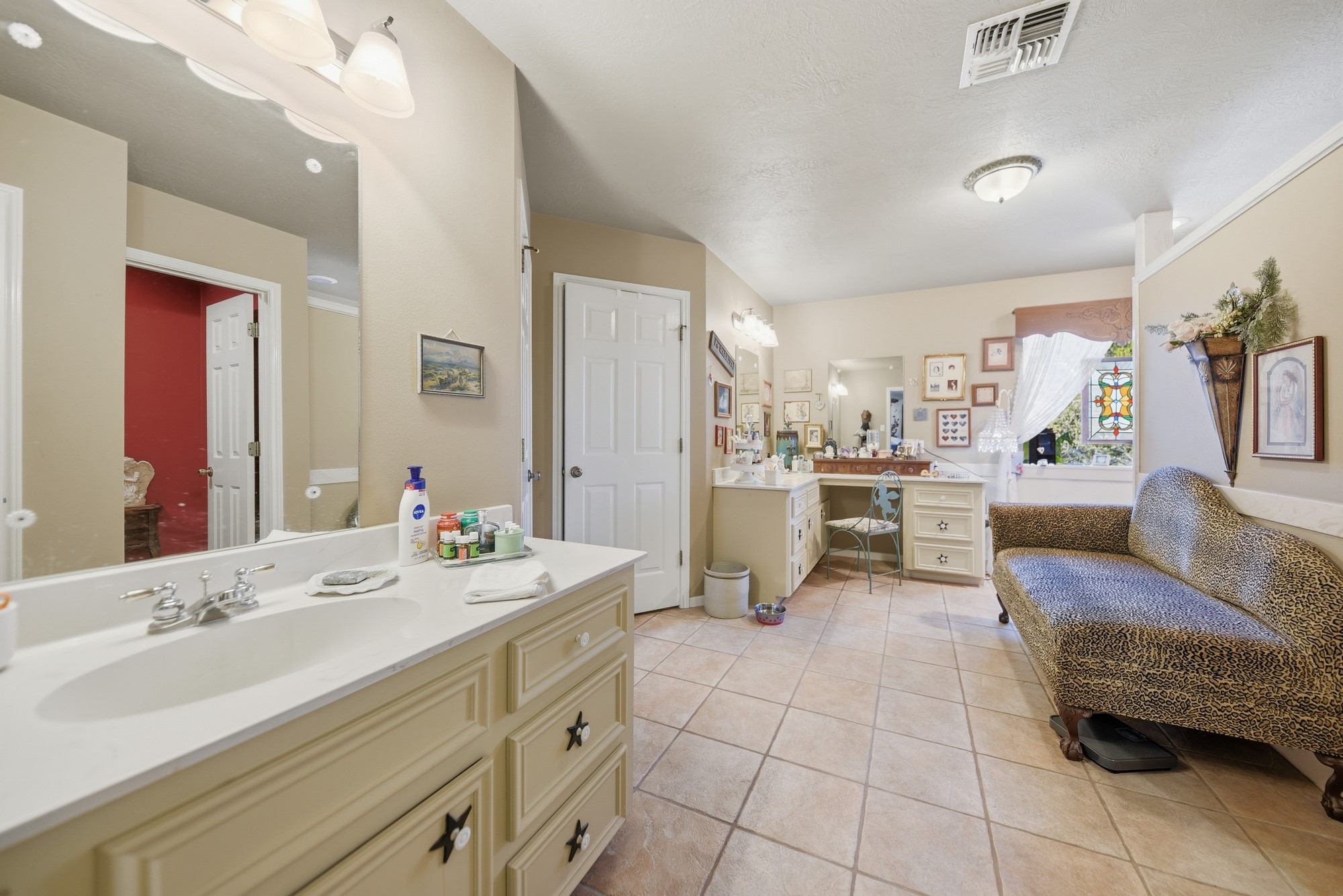 6950 Old Mill Creek Road Brenham, TX 77833 - Photo 29 of 40 a en suite bathroom with a double vanity sink mirror and toilet