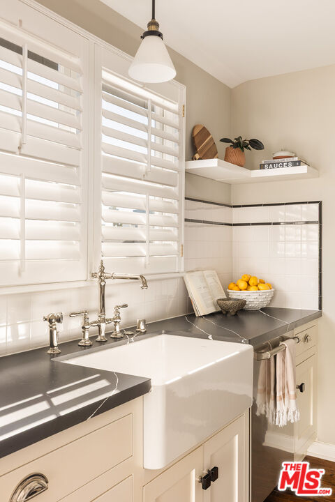 118 1/2 Flores Street Los Angeles, CA 90048 - Photo 8 of 21