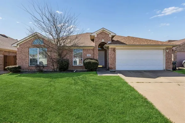 $2,300 | 1914 Lennox Lane, Arlington, TX 76018