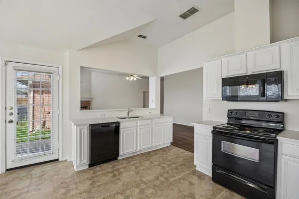 $2,300 | 1914 Lennox Lane, Arlington, TX 76018